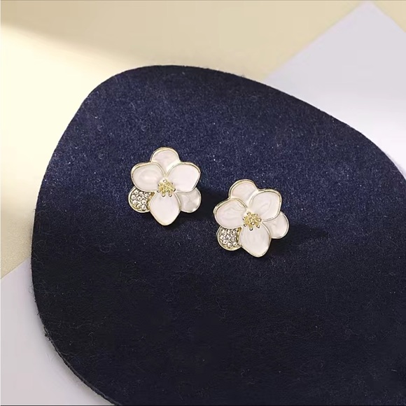 White and Gold Flower Stud Earrings - Picture 3 of 4